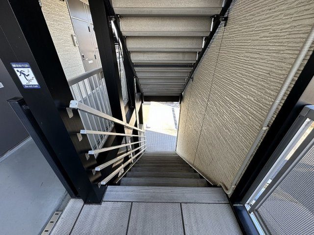 レオパレス中今泉のその他|階段