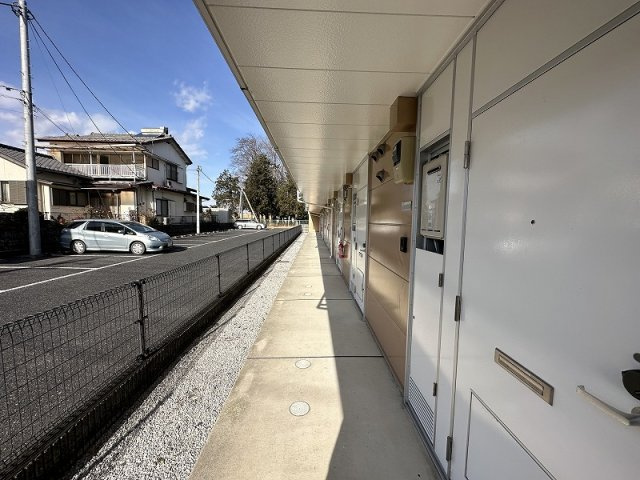 レオパレスグリーンリーフの玄関|1階廊下