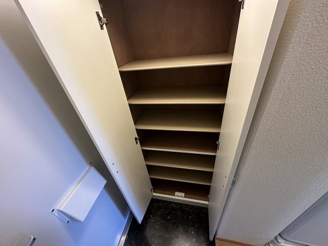 レオパレスｉハウスの玄関|収納もある玄関です