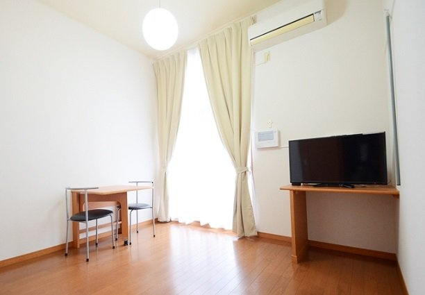 レオパレスフローレ２００２の居間・リビング|ゆったりとしたリビングです