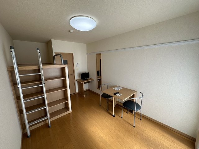 レオパレスシフォンの寝室|広くて明るい寝室