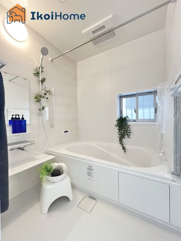 神戸市西区玉津町新方　新築戸建の浴室|◆同社施工例◆小窓があり換気良好の浴室です。清潔な空間を保てます。