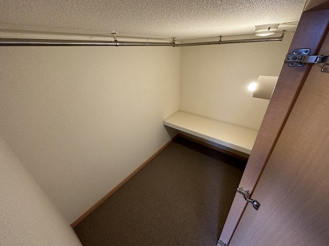 レオパレスｉハウスの内装|ベッド下収納