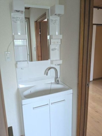 コーポ小西の洗面所|明るい洗面所です