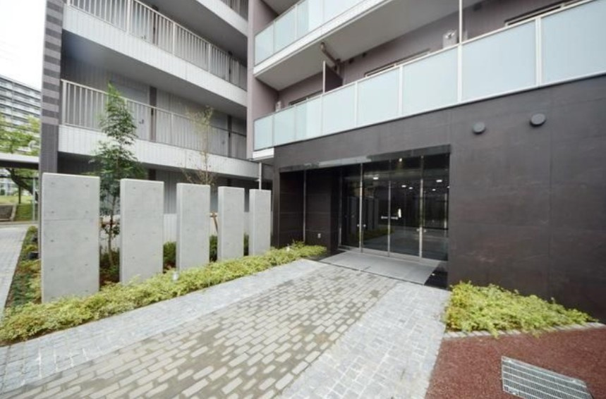 ライジングプレイス綾瀬のエントランス