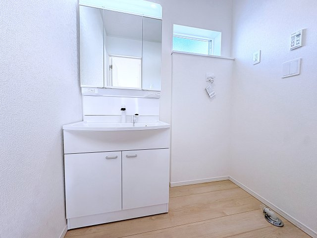 新築戸建・新築建売　福島市飯坂町湯野第7　湯野小・西根中の独立洗面台|洗面室はキッチンの後ろ側にあり家事動線良好です！