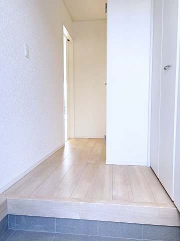 新築戸建・新築建売　福島市飯坂町湯野第7　湯野小・西根中の玄関|大容量のシューズボックスがあり収納豊富な玄関スペース。玄関ドアから日差しが入り明るいです！