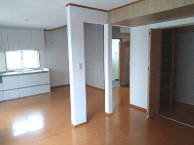 【居間・リビング】 | 泉大津市末広町1丁目　中古戸建 | 2階LDKは18帖！玄関やLDK、水まわりもしっかりと区別され、親御さんとの同居も、お互いのプライバシーを大切にできる間取り。