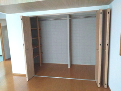 【収納】 | 泉大津市末広町1丁目　中古戸建 | 2階リビングには、マルチにご使用いただける大型収納付き！毎日使う物から災害時に備えた物まで、見た目もスッキリ収納できます。