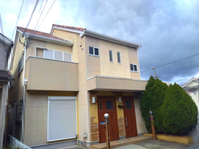 【外観】 | 泉大津市末広町1丁目　中古戸建 | 南海本線「北助松」駅まで徒歩10分の好立地！通勤通学もラクラク。スーパーやコンビニなどの生活利便施設も徒歩圏内に充実！