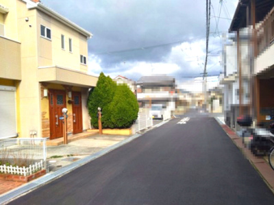 【前面道路含む現地写真】 | 泉大津市末広町1丁目　中古戸建 | 前面道路は南東側約4.9m。カースペースはそれぞれのご家族がマイカーを駐車出来るよう、2台分ご用意(車種による)！