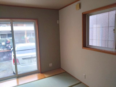 【和室】 | 泉大津市末広町1丁目　中古戸建 | 1階・5.2帖の和室！ホッと落ち着くような和の空間では、お客様はもちろん、家族もゆったりと寛げそうです。