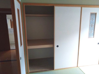 【和室】 | 泉大津市末広町1丁目　中古戸建 | 1階・5.2帖の和室！奥行きのある押入れは、座布団や寝具はもちろん、衣装ケースや季節家電の収納にも便利。