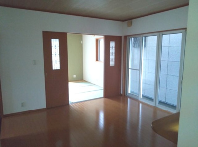 【居間・リビング】 | 泉大津市末広町1丁目　中古戸建 | 1階・LDKは13帖！リビングでTVを観たり、和室で横になって寛いだりと暮らしやすい間取り。