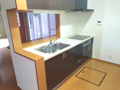 【キッチン】 | 泉大津市末広町1丁目　中古戸建 | 1階のキッチン！火を使わないIHクッキングヒーターを採用。カウンター付きで配膳や片付けもラクラクです。