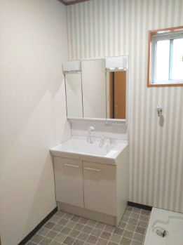 【独立洗面台】 | 泉大津市末広町1丁目　中古戸建 | 洗濯機置場と脱衣スペースもしっかりと確保された、1階の洗面室！シャワー水栓の三面鏡付き洗面化粧台です。
