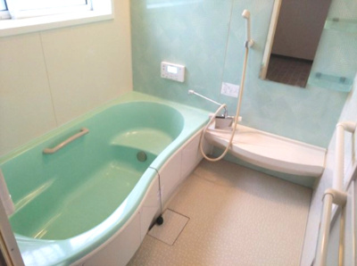 【浴室】 | 泉大津市末広町1丁目　中古戸建 | 1階・浴室。ゆったり入れる浴槽に、一坪サイズのゆとりある空間！窓から光が入り爽やかな雰囲気です。