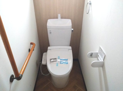【トイレ】 | 泉大津市末広町1丁目　中古戸建 | 1階・トイレ！温水洗浄便座付のトイレで、冬の寒い時期でも快適。手すりを設置し、老後のことにも配慮した設計です。