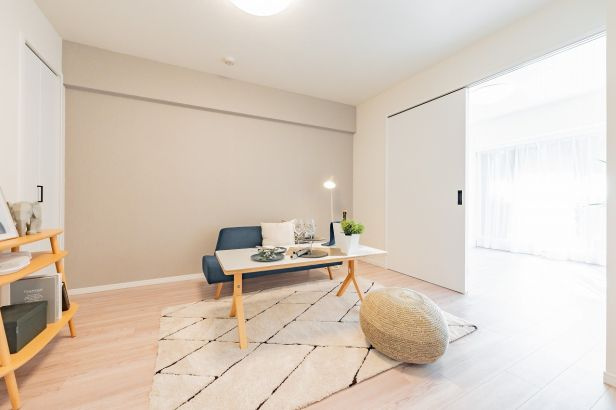 レーベンハイム常盤台のダイニング|ダイニングキッチンと洋室2の間のドアを開放していただくと、陽光も届き広くお使いいただく事も可能です