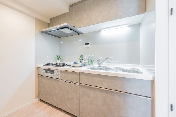 レーベンハイム常盤台のキッチン|新規交換のシステムキッチンは食器洗い乾燥機付きで、食後の家事のひと手間を省いてくれます