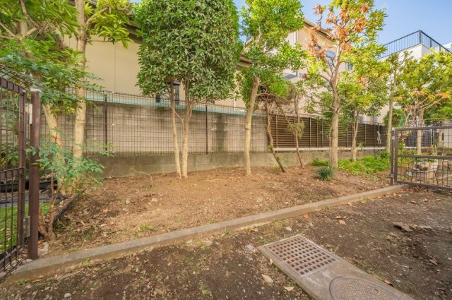 レーベンハイム常盤台の庭|21.60㎡の専用庭はお子様の遊び場やガーデニングを楽しんだり、多目的にお使いいただけます（無償）