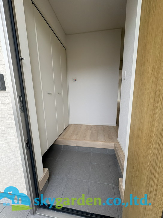 茅ヶ崎市南湖第18　新築戸建　全2棟1号棟の玄関