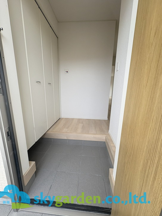 茅ヶ崎市南湖第18　新築戸建　全2棟1号棟の玄関