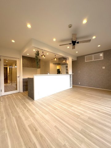 Katase Park House Shonan Enoshimaー専用庭 × 専用駐車場付きーの居間・リビング