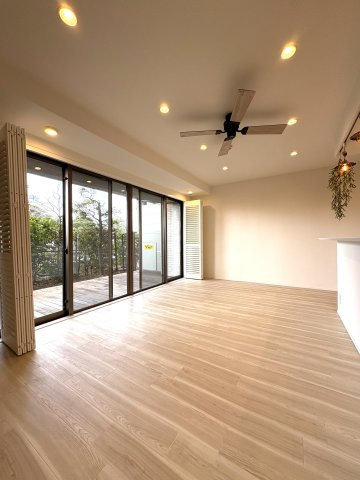 Katase Park House Shonan Enoshimaー専用庭 × 専用駐車場付きーの居間・リビング