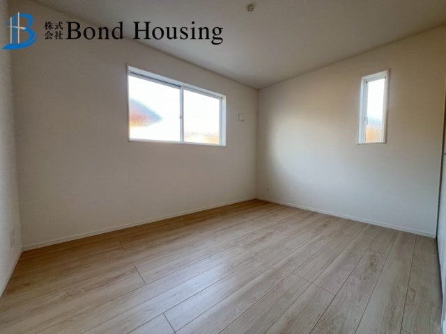 近隣買い物施設充実　二見町西二見第22　新築2区画　1号棟の玄関