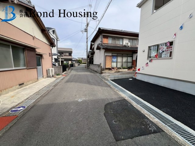 近隣買い物施設充実　二見町西二見第22　新築2区画　1号棟の前面道路含む現地写真