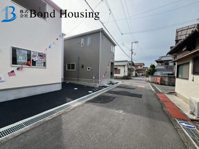 近隣買い物施設充実　二見町西二見第22　新築2区画　1号棟の前面道路含む現地写真