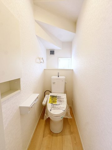新築戸建・新築建売　福島市飯坂町湯野第7　湯野小・西根中のトイレ|白を基調としており小窓で換気ができるので清潔感のある空間。ペーパーホルダーが2つあるのも便利です！
