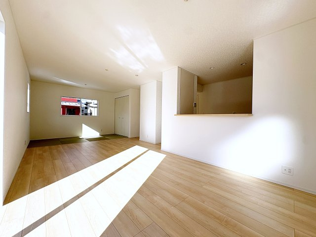 新築戸建・新築建売　福島市飯坂町湯野第7　湯野小・西根中の居間・リビング|LDK17.7帖+タタミコーナー4帖で21.7帖の開放的な空間です！