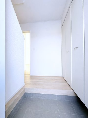 新築戸建・新築建売　福島市飯坂町湯野第7　湯野小・西根中の玄関|白を基調としており清潔感があります。玄関ドアから日差しが入り明るい玄関です。