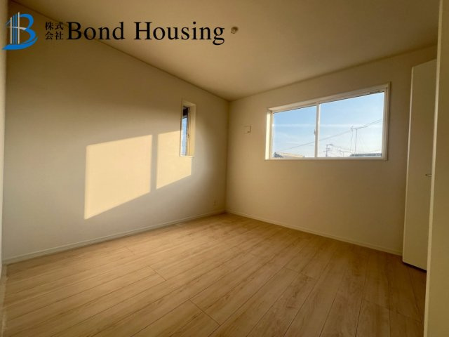 角地に付き開放感あり　二見町西二見第22　新築2区画　2号棟の玄関