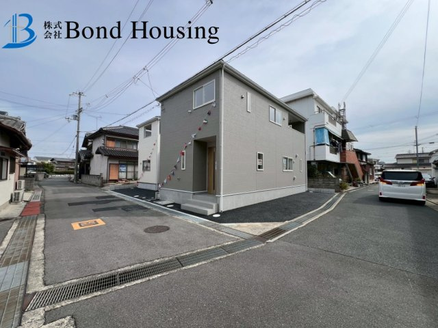 角地に付き開放感あり　二見町西二見第22　新築2区画　2号棟の前面道路含む現地写真