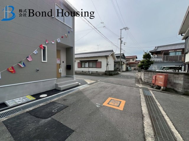 角地に付き開放感あり　二見町西二見第22　新築2区画　2号棟の前面道路含む現地写真