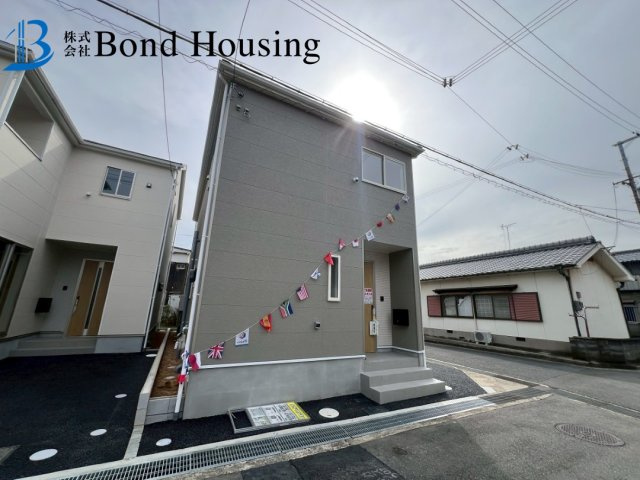 角地に付き開放感あり　二見町西二見第22　新築2区画　2号棟の前面道路含む現地写真