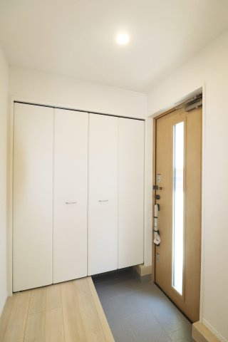 郡山市昭和1丁目第9　　　４号棟　　　芳賀小学校、郡山第４中学区の玄関|※同社施工例