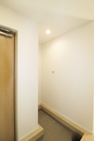 郡山市昭和1丁目第9　　　４号棟　　　芳賀小学校、郡山第４中学区の玄関|土間収納スペース♪　※同社施工例
