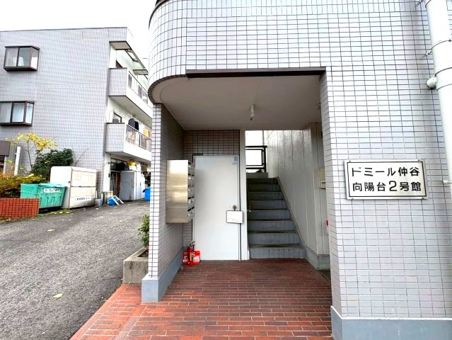 ドミール仲谷2号館のエントランス