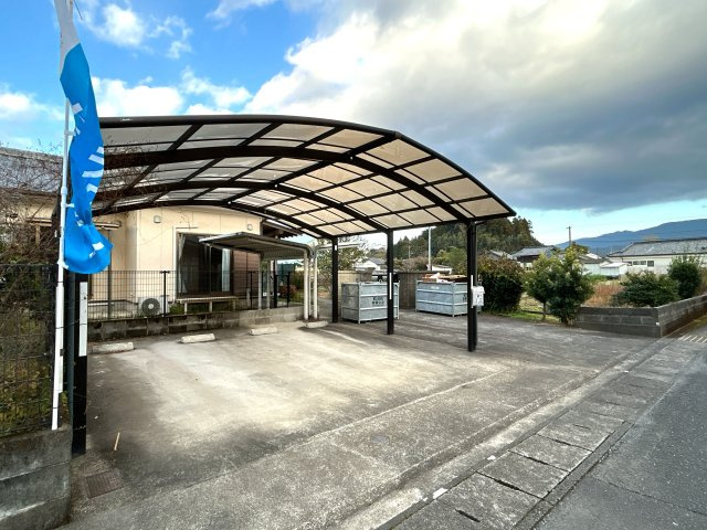 都城市山之口町富吉の中古一戸建の駐車場