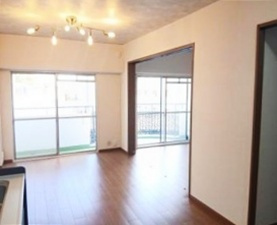 【居間・リビング】 | 御影プライムハイツ | 2025年6月フルリフォーム済 の綺麗な住まい。3沿線利用可能のため通勤通学に便利な立地