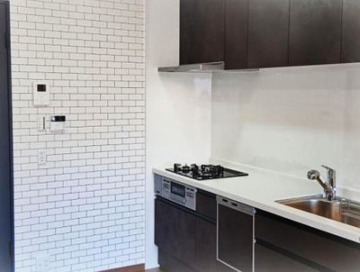 【キッチン】 | 御影プライムハイツ | 3口コンロでお料理効率も。食洗機は高温洗浄と乾燥で殺菌効果が望め衛生的