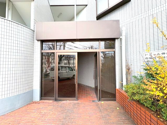 ドミール仲谷1号館のエントランス