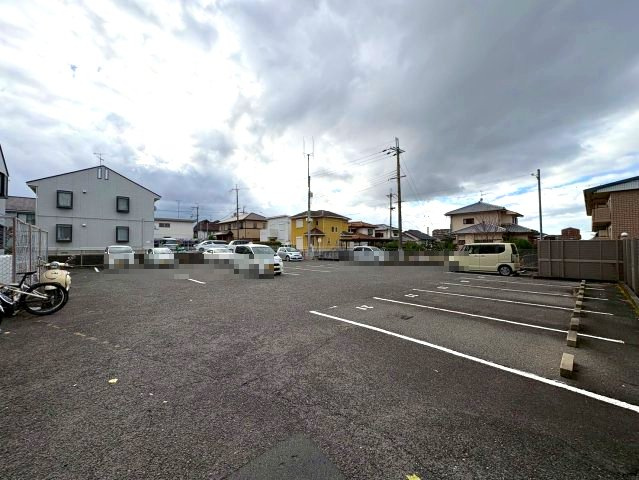 ドミール仲谷1号館の駐車場