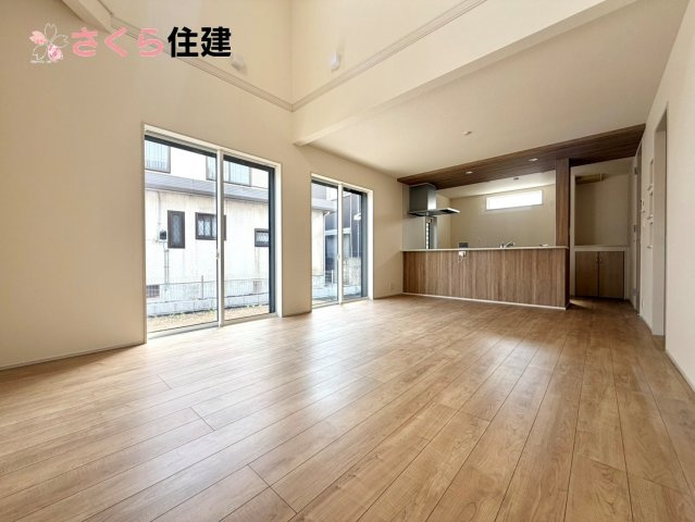 ブルーミングガーデン弥生2丁目　1号棟の居間・リビング|室内にいてもたっぷりの陽光感じていただける、開放感あふれるリビングです。	
