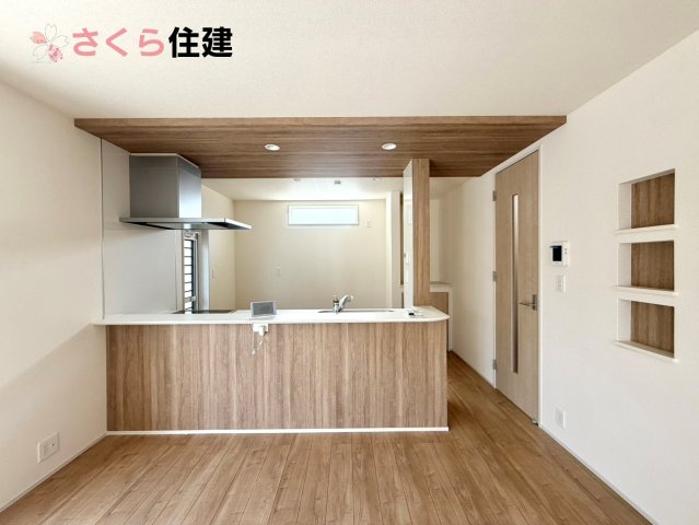 ブルーミングガーデン弥生2丁目　1号棟のキッチン|対面式システムキッチン。リビングを見渡せるキッチンで家族の様子をうかがいながら料理がはかどりそう！