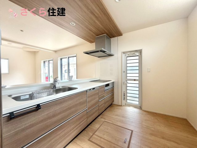 ブルーミングガーデン弥生2丁目　1号棟のキッチン|お子様と並んで料理をしても余裕のゆとりのキッチン。お子様と一緒に料理も叶いますよ♪